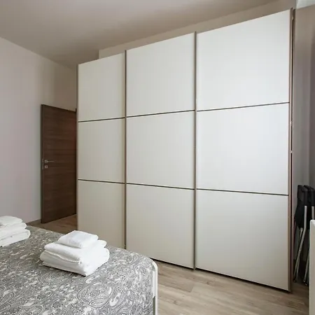 Large Modern - & Bellagio Nearby - With Parking & Balcony *