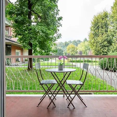 Large Modern - & Bellagio Nearby - With Parking & Balcony