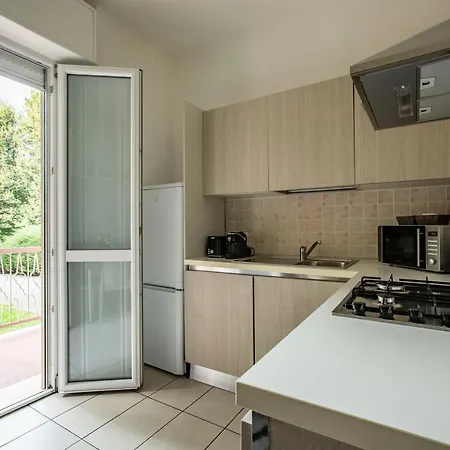 Large Modern - & Bellagio Nearby - With Parking & Balcony Appartement Longone al Segrino